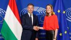 Egyezség Brüsszelben: az EP elnöke kezet rázott Magyar Péterrel – őszig le kell zárni a 7-es cikkelyes eljárást