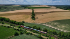 Ez nagyon k&iacute;nos: megrong&aacute;lt vas&uacute;ti kocsikat k&uuml;ldtek az osztr&aacute;kok a magyaroknak, ezekkel viheti a M&Aacute;V a Balatonra az utasokat &ndash; vide&oacute;