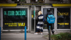 Brut&aacute;lis pofont kapott Magyarorsz&aacute;g az eur&oacute; bevezet&eacute;s&eacute;ről, feket&eacute;n-feh&eacute;ren le&iacute;rt&aacute;k: a Tisza-korm&aacute;ny f&eacute;lre&eacute;rtette a gazdas&aacute;g helyzet&eacute;t &ndash; &bdquo;Nem a forint a legnagyobb gyenges&eacute;g&rdquo;