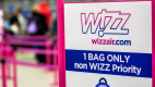 Wizz Air: senki nem mondta, hogy mag&aacute;t&oacute;l kell beesnie a keretbe a csomagoknak, nyugodtan nyomkodja bele mindenki &ndash; egy dologra viszont figyeljen, ha &iacute;gy tesz!