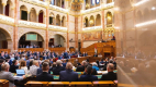 Botr&aacute;ny a parlamentben: Magyar P&eacute;ter durv&aacute;n nekiment Orb&aacute;n Bal&aacute;zsnak