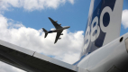 Reped&eacute;s az A380 sz&aacute;rnyain: azonnali vizsg&aacute;lat indult, de a befektetők egyelőre hisznek az Airbus-vez&eacute;rnek &ndash; tartj&aacute;k magukat a r&eacute;szv&eacute;nyek