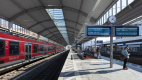 Összeomlott az éjjel a vonatközlekedés az egész országban, utasok tömegei rekedtek a német pályaudvarokon: őrült hiba okozta a káoszt – megszólalt a Deutsche Bahn
